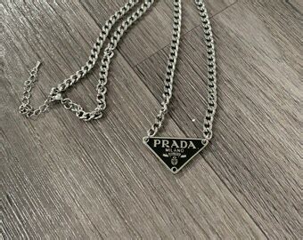 prada ketting driehoek|Prada kettingen koop je online bij de Bijenkorf.